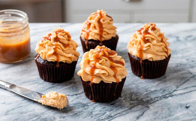 Beenden Sie mit einem großzügigen Spritzer gesalzenem Karamell mit Cannabis Marihuana Cupcakes
