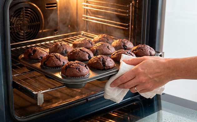 Füllen Sie die Dosen und backen Sie Cannabis Cupcake