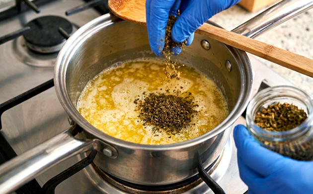 Cannabutter machen wie man zu Hause Cannabutter macht