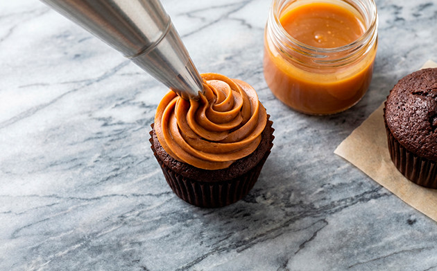Stellen Sie die Marihuana Cupcakes zusammen wie man Unkraut Cupcakes macht